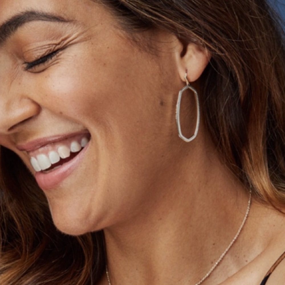KENDRA SCOTT • Gold Open Frame Elle Earrings - Picture 2 of 3